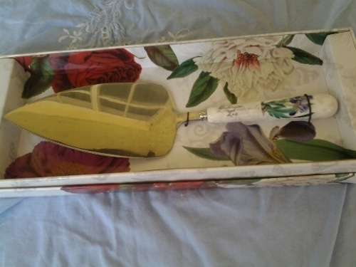 boxed modern pretty porcleain handled cake lifter