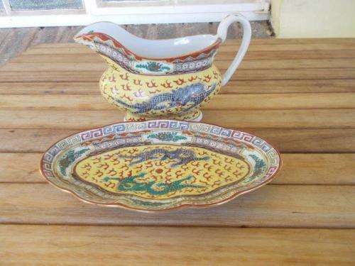 Stunning oriental dargon pattern porcelain gravy boat and saucer