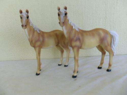 A pair of modern pretty porcelain horses