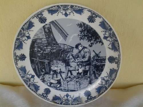 stunning large collectors round blue and white porcelain delft wall plate