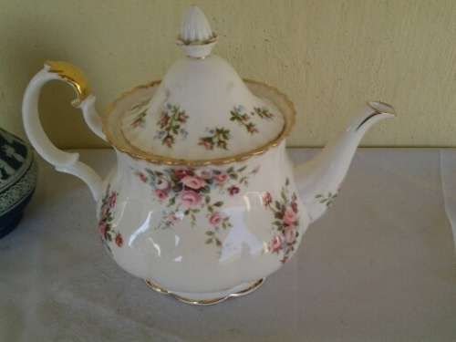 nice and collectable Royal albert country rose large tea pot please note