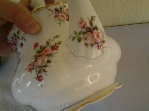nice and collectable Royal albert country rose large tea pot please note
