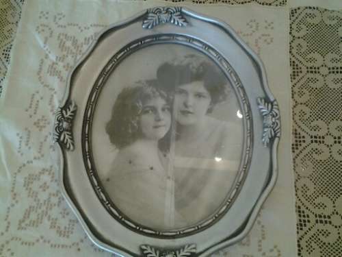 pretty round grey picture frame holder