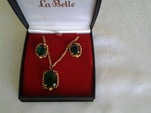 stunning vintage costume gold plated necklace and clip on earrings set with a green glass stone