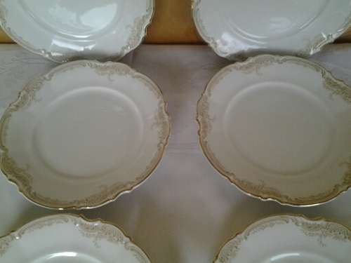 A lot of eight pretty porcelain Hutschen Retuther saucers