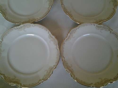 A lot of eight pretty porcelain Hutschen Retuther saucers