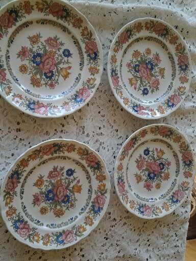 six pretty Alarest de potdesnpaio porcelain side plates