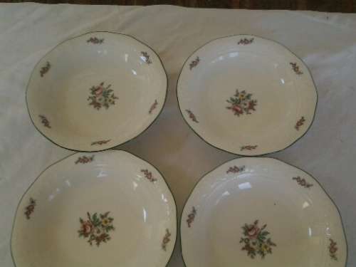 A set of six pretty Le Rochelle porcelain pudding bowls