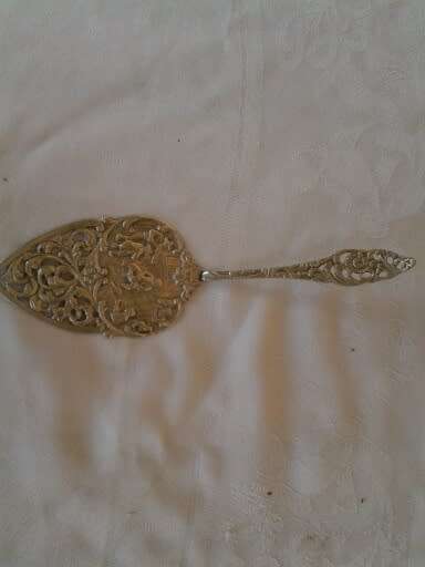 vintage ornate Dutch cake lifter