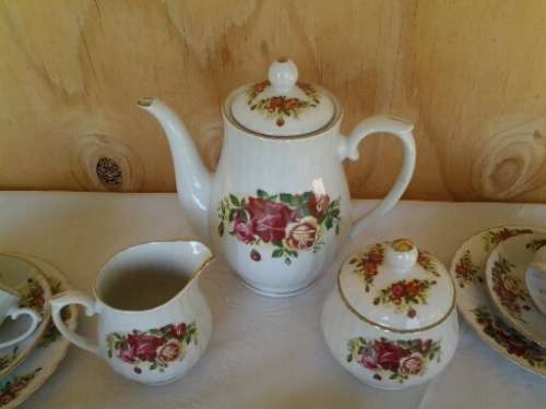 pretty red roses pattern modern porcelain part tea set please see listing