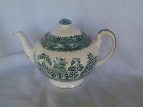 Vintage Green and white Old willow pattern Alfred Meakin tea pot please note