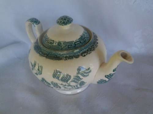 Vintage Green and white Old willow pattern Alfred Meakin tea pot please note