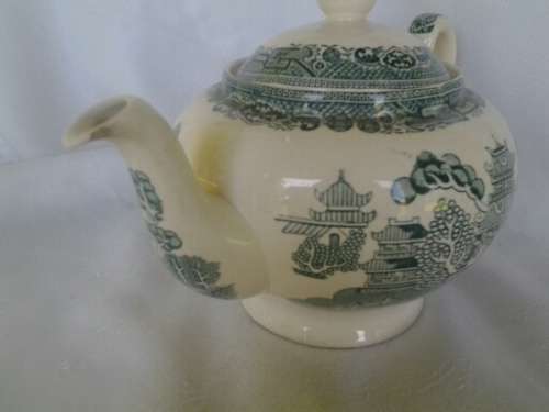 Vintage Green and white Old willow pattern Alfred Meakin tea pot please note