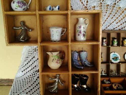 three assorted collectable printers trays with some ornaments all for one bid