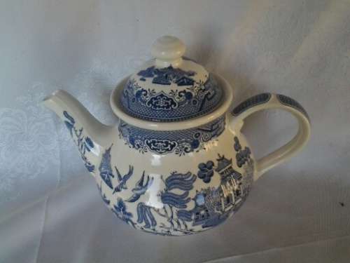 large blue and white porcelain willow pattern churchill tea pot
