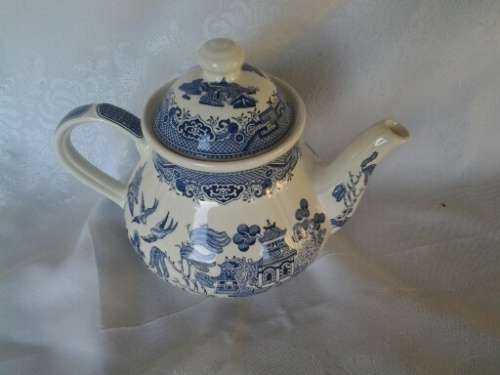 large blue and white porcelain willow pattern churchill tea pot