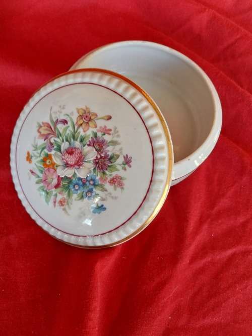 Stunning floarl porcelain limgoues trinket