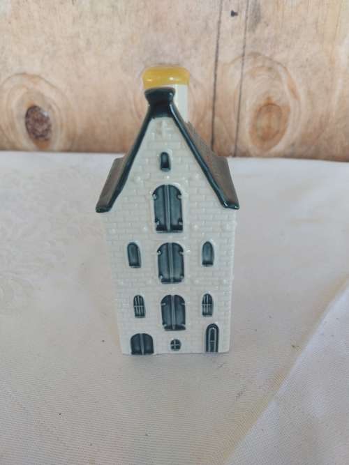 Collectable delft liqueur procelain house
