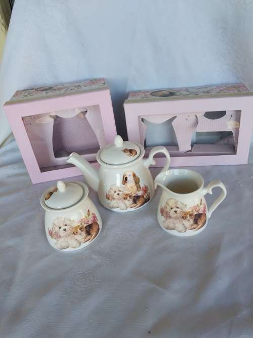 Boxed collectable puppy and kitten tea pot,milk and sugar set