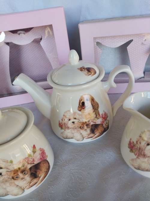 Boxed collectable puppy and kitten tea pot,milk and sugar set