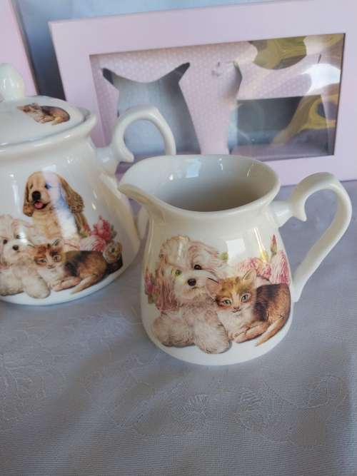 Boxed collectable puppy and kitten tea pot,milk and sugar set