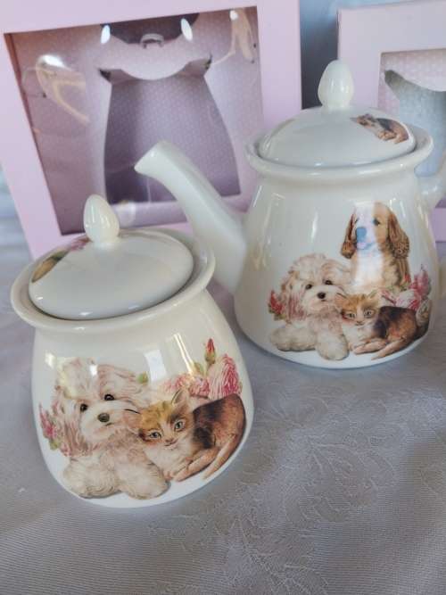 Boxed collectable puppy and kitten tea pot,milk and sugar set