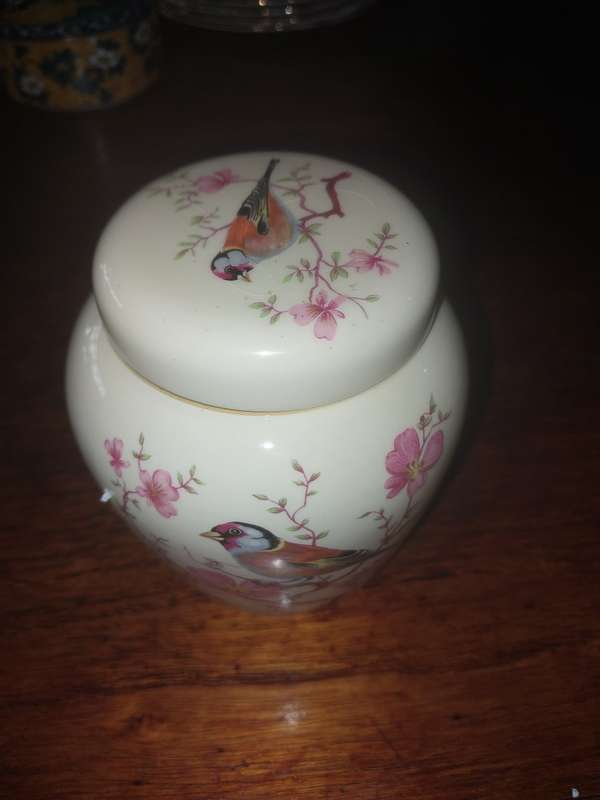 Nice bird scene procelain jar