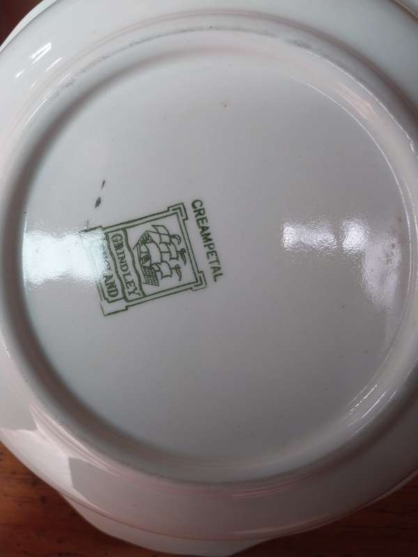 Part vintage grindely China tea set