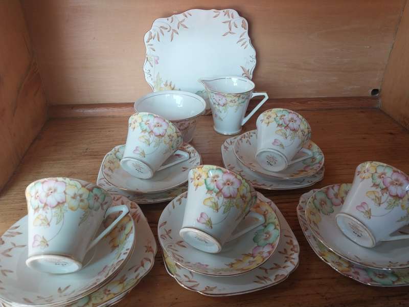 Part vintage grindely China tea set