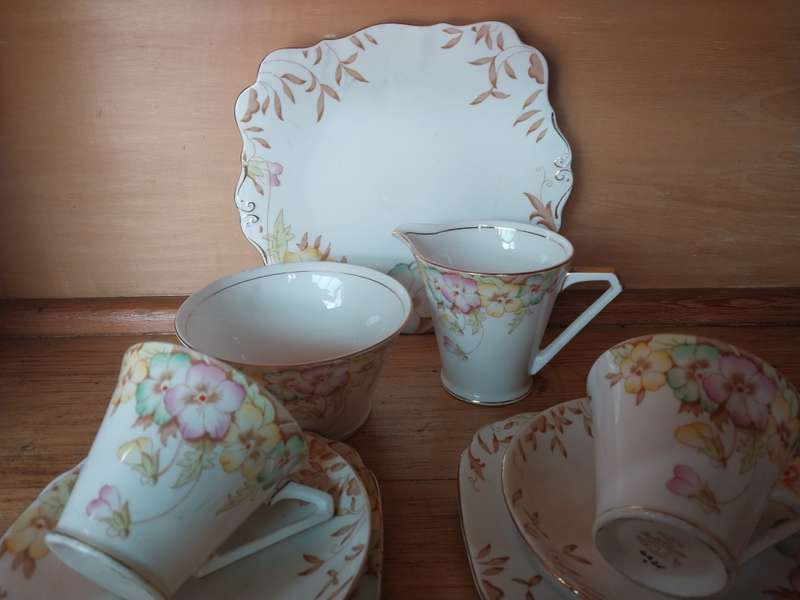 Part vintage grindely China tea set