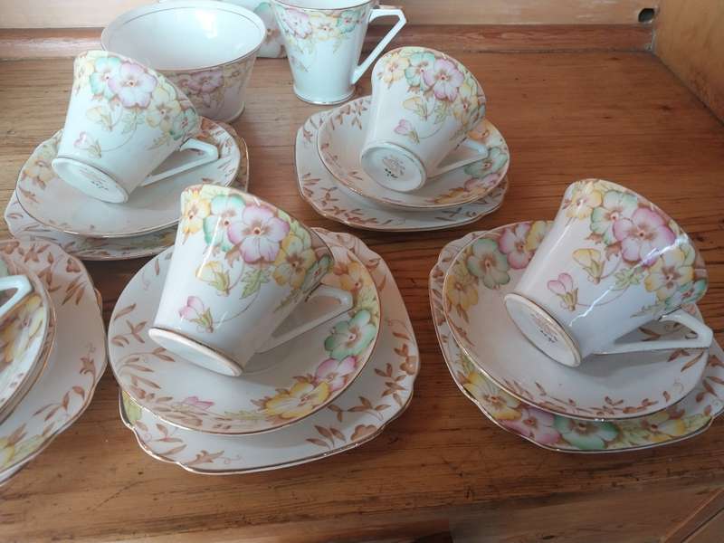 Part vintage grindely China tea set