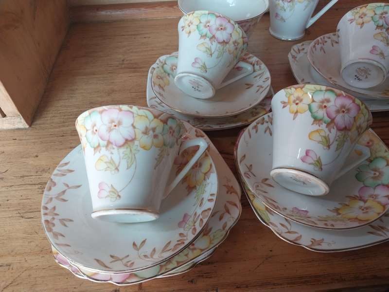 Part vintage grindely China tea set