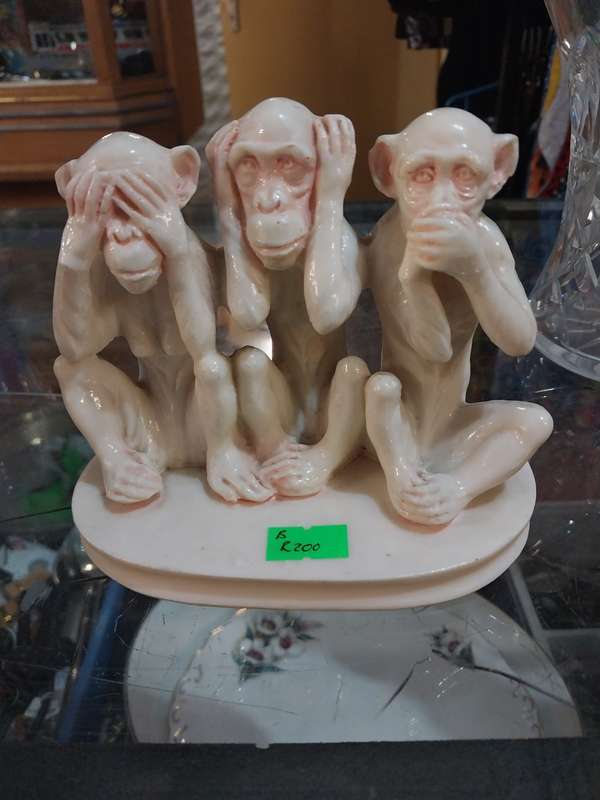 Stunning see no evil monkeys figurine