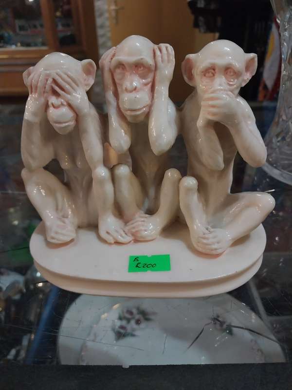 Stunning see no evil monkeys figurine