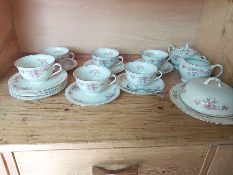 Part vintage porcelain barvain tea set