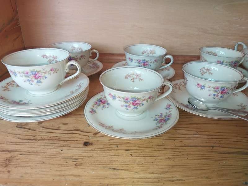 Part vintage porcelain barvain tea set