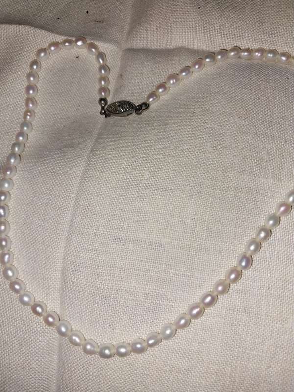 Thin pearl necklace
