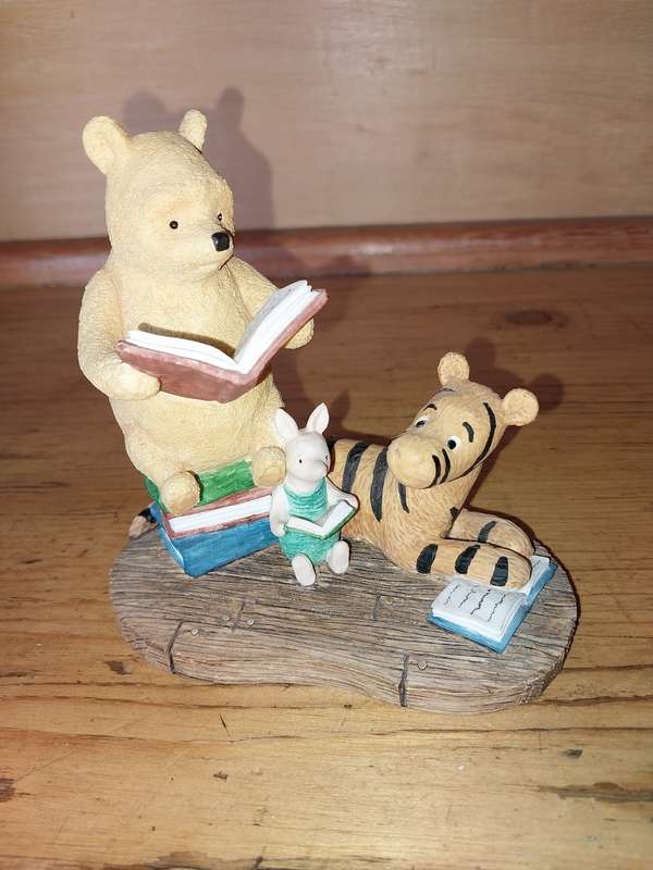 Collectable pooh bear reading ornament