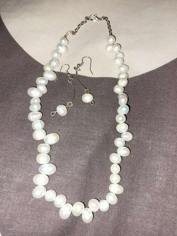 Pretty pearl necklace and earrings set