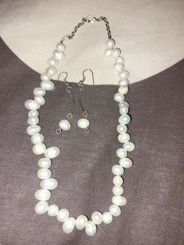 Pretty pearl necklace and earrings set