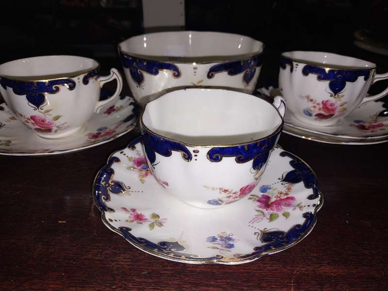 Pretty part porcelain tea setcwith sugar bowl