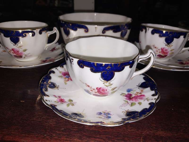 Pretty part porcelain tea setcwith sugar bowl