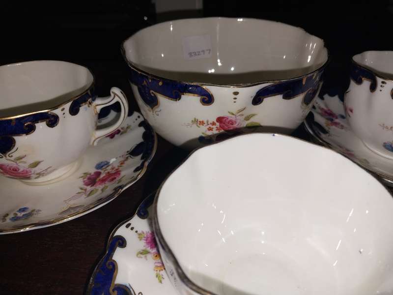 Pretty part porcelain tea setcwith sugar bowl