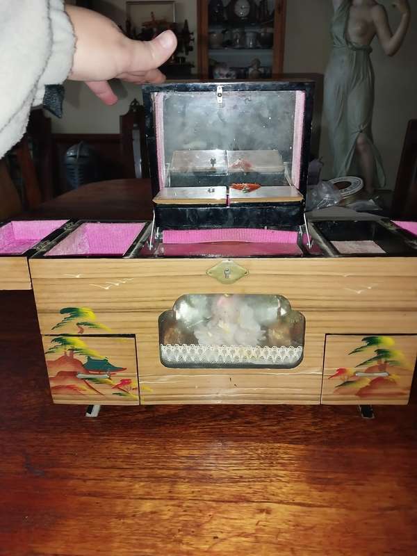 Stunning oriental wooden jewelry box