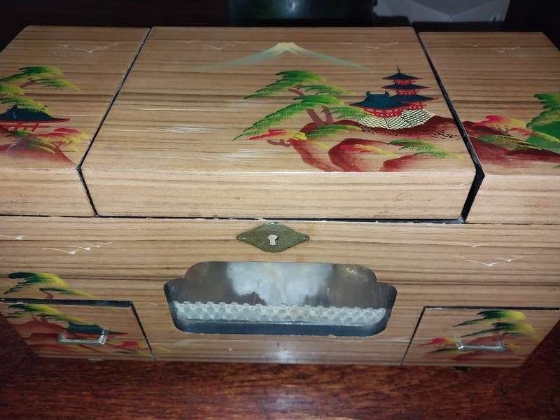 Stunning oriental wooden jewelry box
