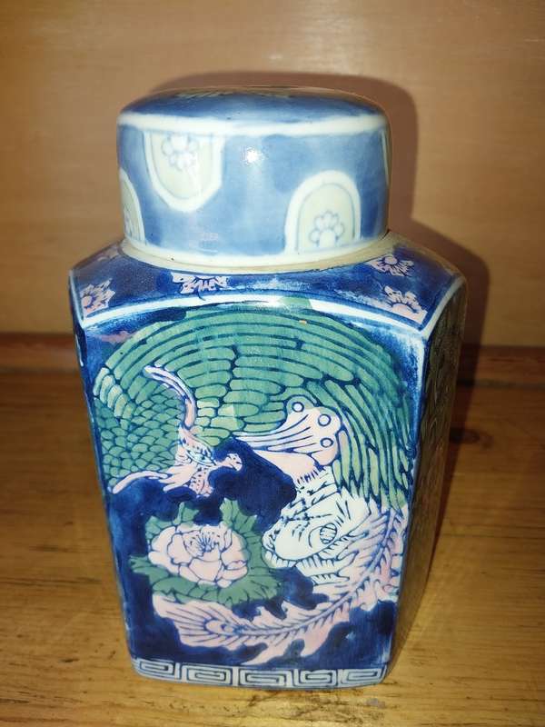 Pretty oriental procelain ginger jar
