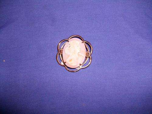 gold plated cameo brooch