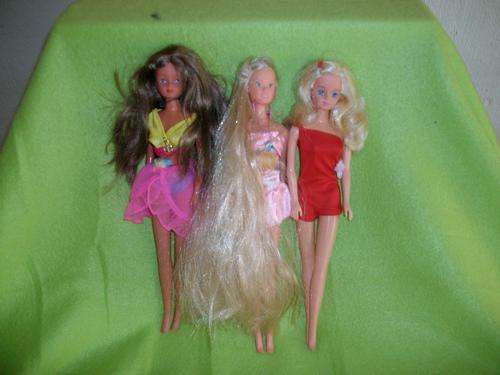 A lot of three barbie dolls