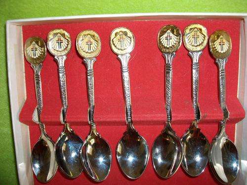 Eight sliver plated tea spoons in the original box