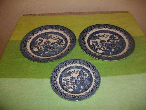 Lovely set of three wall plates oriental pattern!!